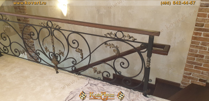 Кованые перила для лестницы с черно-золотым узором