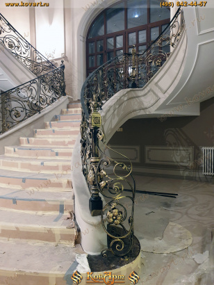 Кованые перила с цветами для винтовой лестницы
