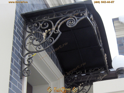 Кованый козырек над входной дверью