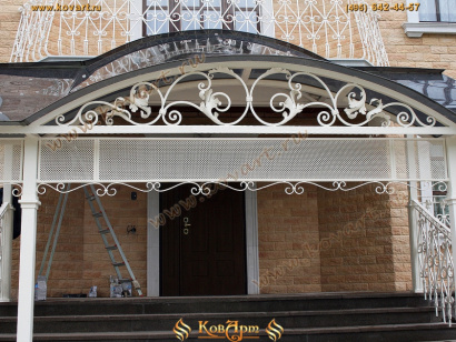 Огромный белый кованый козырек