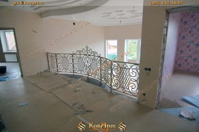 Изогнутый кованый балкон белого цвета с золотой патиной