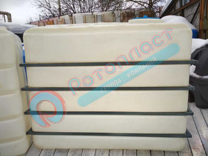 Пластиковая емкость для воды прямоугольная 5000 л в обрешетке