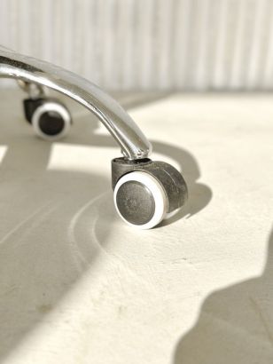 Стул на колесах | черный