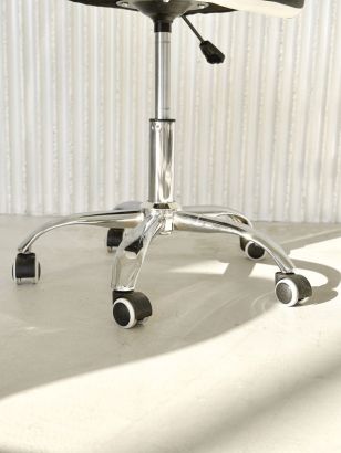 Стул на колесах | черный