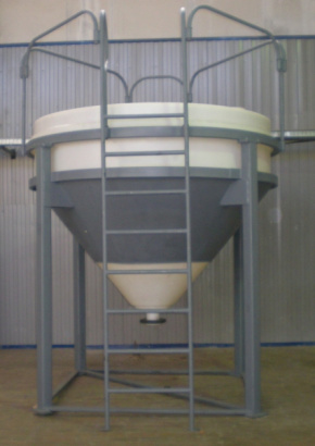 Бункер пластиковый конусообразный 3000 литров с каркасом и лесенкой