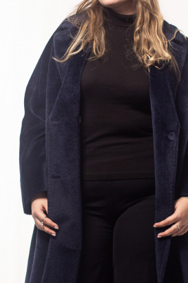 Женское пальто из искусственного меха с двубортной застёжкой