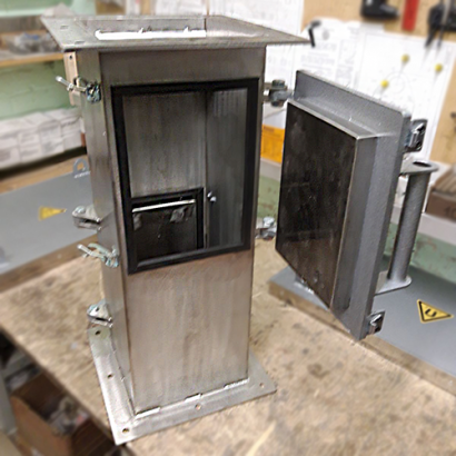 Пластинчатый магнитный сепаратор с системой очистки в ревизионных дверях