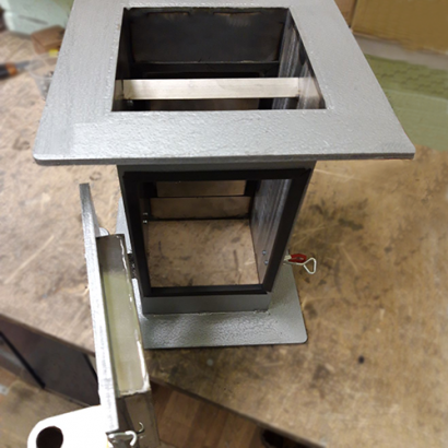 Пластинчатый магнитный сепаратор с системой очистки в ревизионных дверях