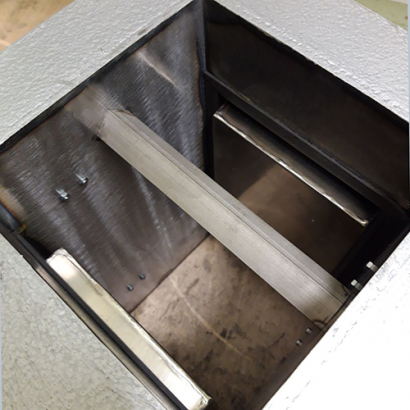 Пластинчатый магнитный сепаратор с системой очистки в ревизионных дверях