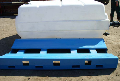 Пластиковая емкость 3750 л (4 куб.м) с полным сливом в обрешетке
