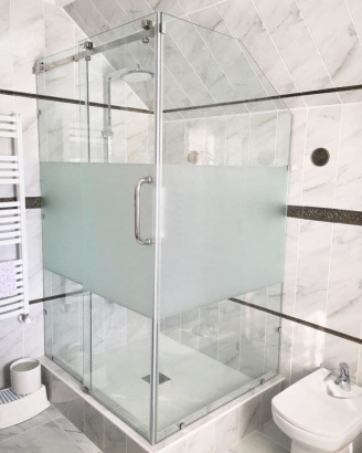 Душевые кабины, перегородки, двери из закаленного стекла