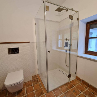 Душевые кабины, перегородки, двери из закаленного стекла