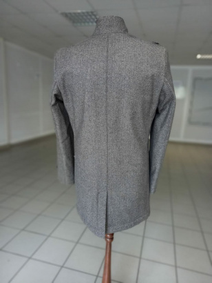 Мужское полупальто с воротником-стойкой