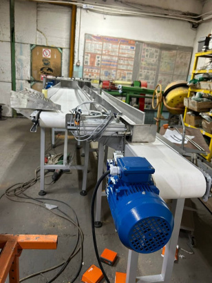 Конвейер прямой на ПВХ ленте с толкателем АПК-18.2-23 для хлеба