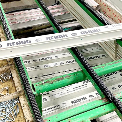 Плинтус легкого скольжения * Щеточный профиль для монтажных столов * Щетки для сборки окон