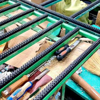 Плинтус легкого скольжения * Щеточный профиль для монтажных столов * Щетки для сборки окон