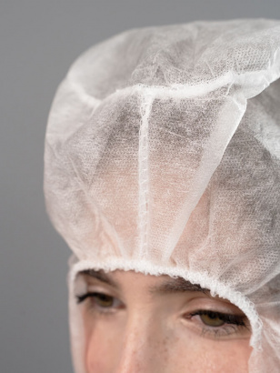 Шапочки-шлемы на цельн. завязках, белый, спанбонд 20 гр/м² (упаковка)