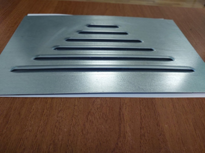 Решетки жалюзийные из листового металла нерегулируемые с завода